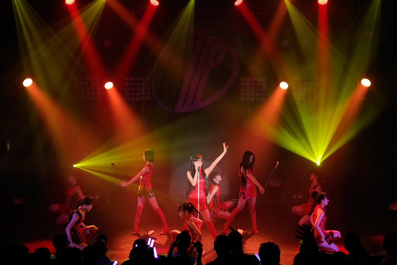 「東京パフォーマンスドール＠CBGK!! ～ダンスサミット ネイキッド2015夏～」千秋楽公演の様子。 （写真提供：EPICレコードジャパン）