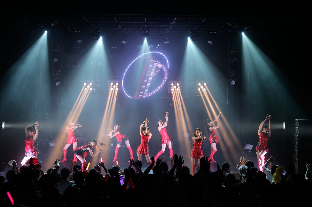 「東京パフォーマンスドール＠CBGK!! ～ダンスサミット ネイキッド2015夏～」千秋楽公演の様子。 （写真提供：EPICレコードジャパン）