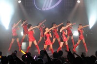 「東京パフォーマンスドール＠CBGK!! ～ダンスサミット ネイキッド2015夏～」千秋楽公演の様子。 （写真提供：EPICレコードジャパン）