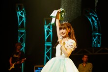 内田彩「アップルミント～Baby, Are you ready to go?」の様子。（写真提供：日本コロムビア）