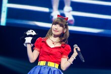 内田彩「アップルミント～Baby, Are you ready to go?」の様子。（写真提供：日本コロムビア）