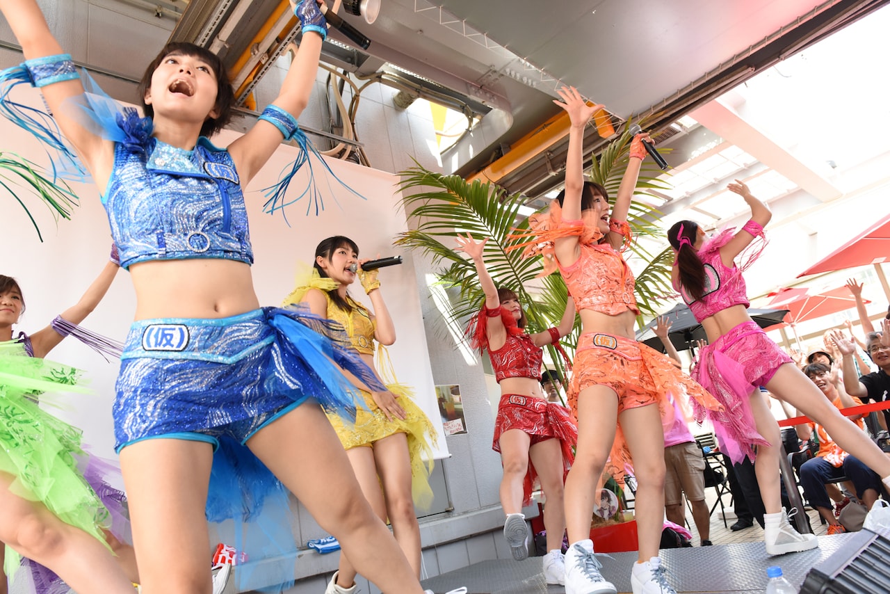 「TOWER RECORDS SKYGARDEN」で新曲「アッパーレー！」を歌うアップアップガールズ（仮）。