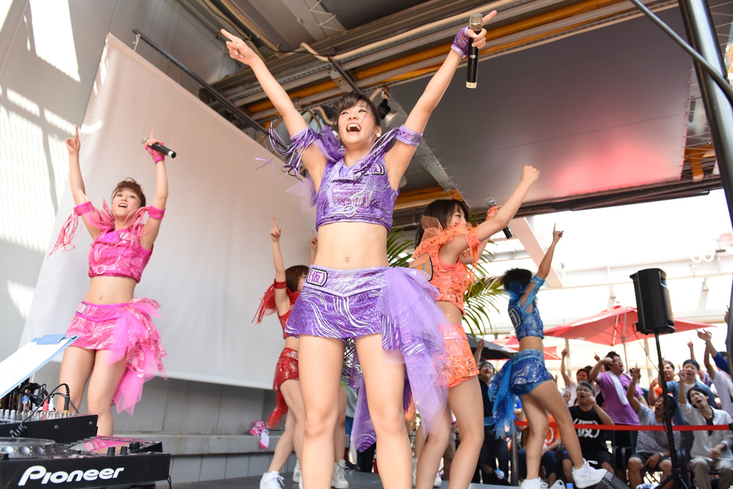 「TOWER RECORDS SKYGARDEN」のオープン記念イベントに登場しライブを行うアップアップガールズ（仮）。