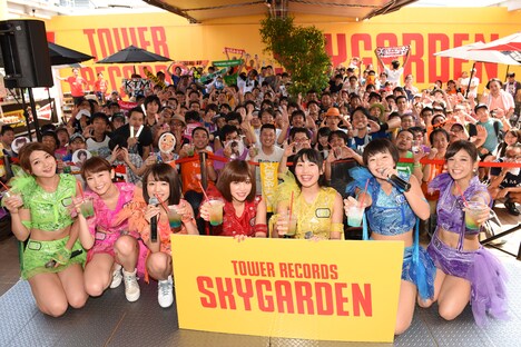 集まったファンと記念撮影するアップアップガールズ（仮）。