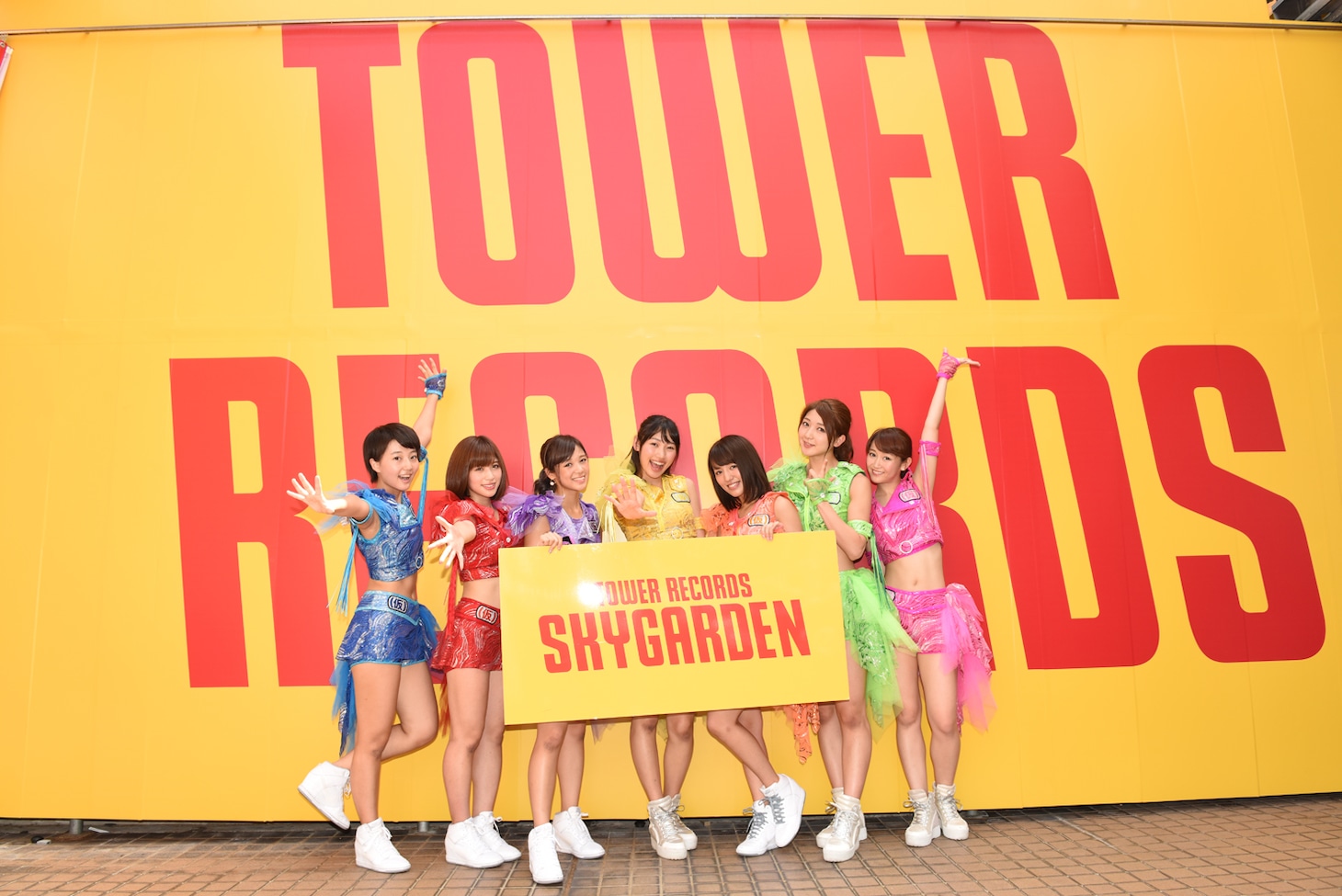 「TOWER RECORDS SKYGARDEN」のオープン記念イベントに登場したアップアップガールズ（仮）。