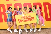「TOWER RECORDS SKYGARDEN」のオープン記念イベントに登場したアップアップガールズ（仮）。