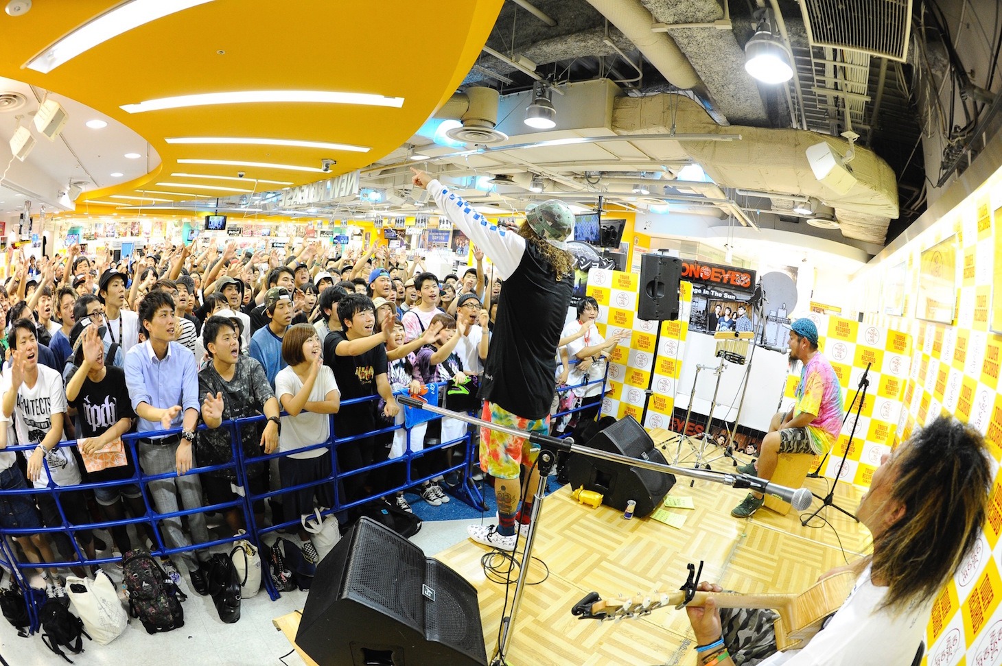 「WANIMA『Think That...』発売記念 アコースティックLIVE」の様子。（Photo by Yuji Honda ）