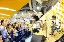 「WANIMA『Think That...』発売記念 アコースティックLIVE」の様子。（Photo by Yuji Honda ）