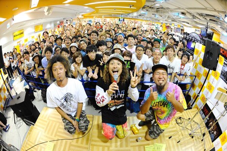 「WANIMA『Think That...』発売記念 アコースティックLIVE」の様子。(Photo by Yuji Honda )