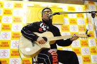 長渕剛に扮した藤原弘樹（Dr, Cho）。（Photo by Yuji Honda ）