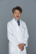 鴻鳥らが勤めるペルソナ総合医療センター大澤院長を演じる浅野和之。 (c)TBS