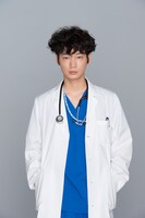 主人公の鴻鳥サクラを演じる綾野剛。 (c)TBS