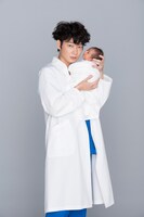 主人公の鴻鳥サクラを演じる綾野剛。 (c)TBS