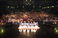 ライブ終了後の記念撮影の様子。