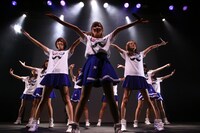 LinQによるライブの様子。 （写真提供：ジョブ・ネット）