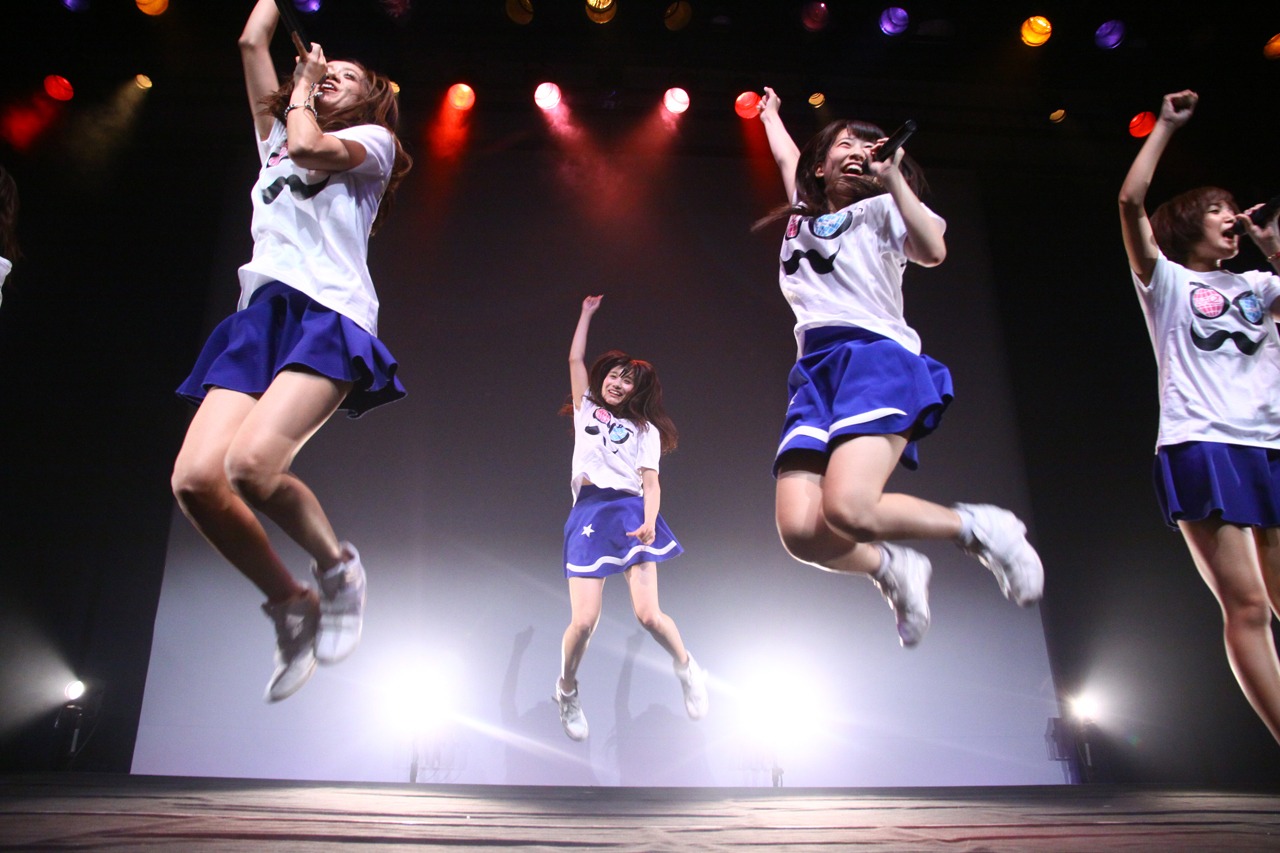 LinQによるライブの様子。 （写真提供：ジョブ・ネット）