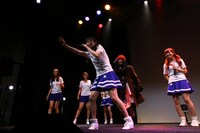 中島美嘉のモノマネをする伊藤麻希。 （写真提供：ジョブ・ネット）