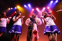 LinQとともに「チャイムが終われば」のパフォーマンスを行う暗黒天使。 （写真提供：ジョブ・ネット）