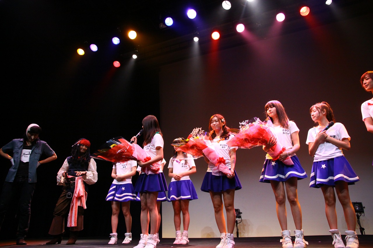 講師陣にサプライズで花束を贈るLinQ。（写真提供：ジョブ・ネット）