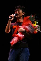 感謝の言葉を語る藤井隆。 （写真提供：ジョブ・ネット）