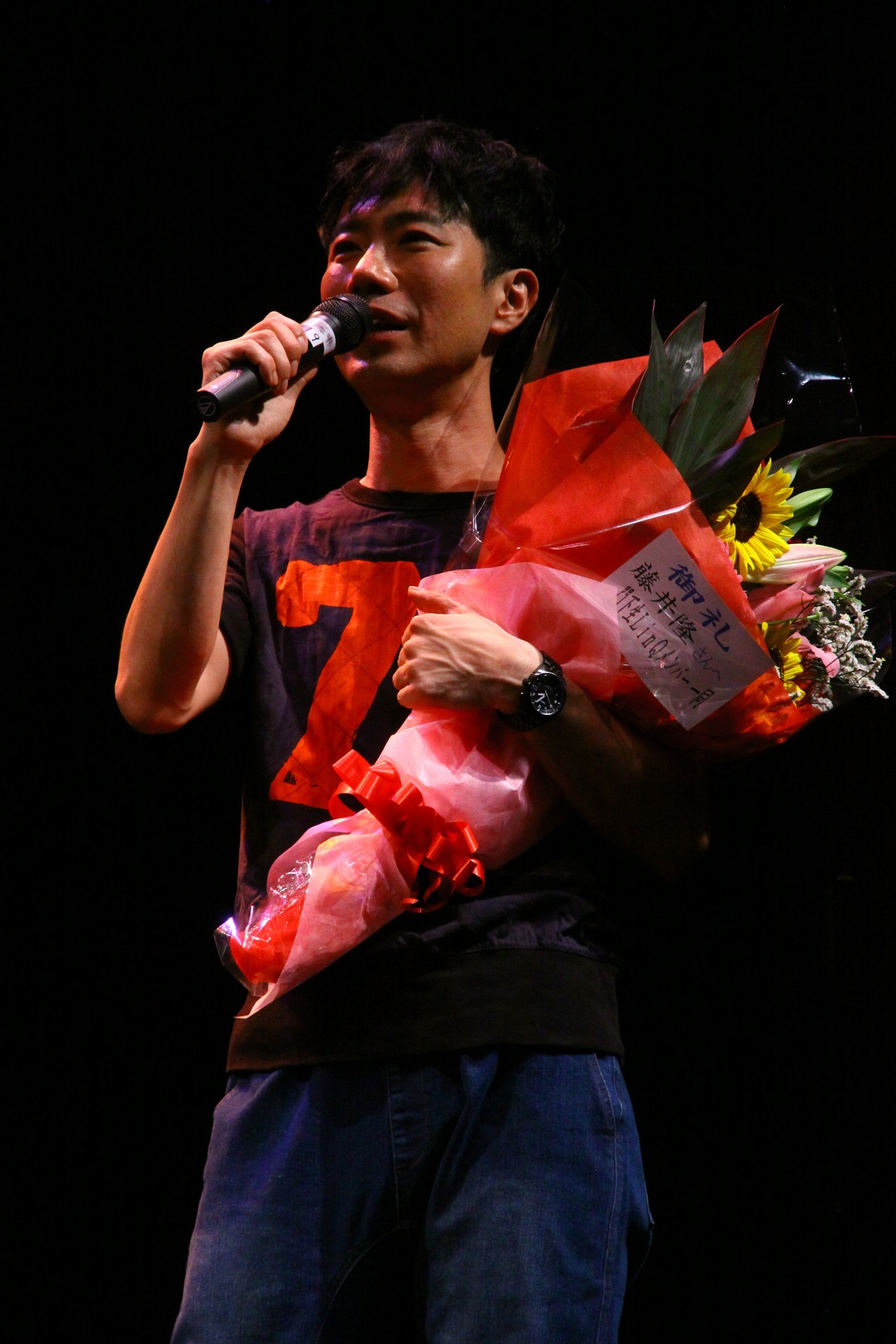 感謝の言葉を語る藤井隆。 （写真提供：ジョブ・ネット）