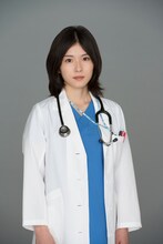 鴻鳥の後輩医師、下屋加江を演じる松岡茉優。 (c)TBS