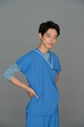 新生児科の医師、白川領を演じる坂口健太郎。 (c)TBS