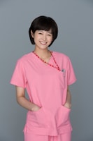 助産師の角田真弓を演じる清野菜名。 (c)TBS