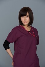 新生児科の医師、新井恵美を演じる山口紗弥加。 (c)TBS