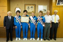 九十九里町役場で観光大使の委嘱状を受け取ったDISH//。（写真提供：ソニー・ミュージックレコーズ）