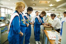 九十九里町役場で挨拶回りを行うDISH//。（写真提供：ソニー・ミュージックレコーズ）