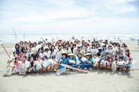 ビーチクリーンを行ったDISH//とスラッシャー。（写真提供：ソニー・ミュージックレコーズ）