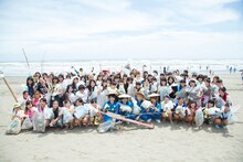 ビーチクリーンを行ったDISH//とスラッシャー。（写真提供：ソニー・ミュージックレコーズ）