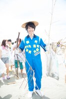 ビーチクリーンを行うMASAKI。（写真提供：ソニー・ミュージックレコーズ）