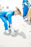 ビーチクリーンを行うRYUJI。（写真提供：ソニー・ミュージックレコーズ）