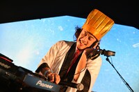 DJやついいちろう（エレキコミック）（写真提供：rockin'on japan）