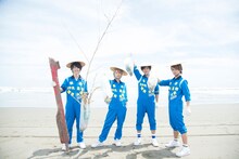 九十九里浜のビーチクリーンを行ったDISH//。（写真提供：ソニー・ミュージックレコーズ）