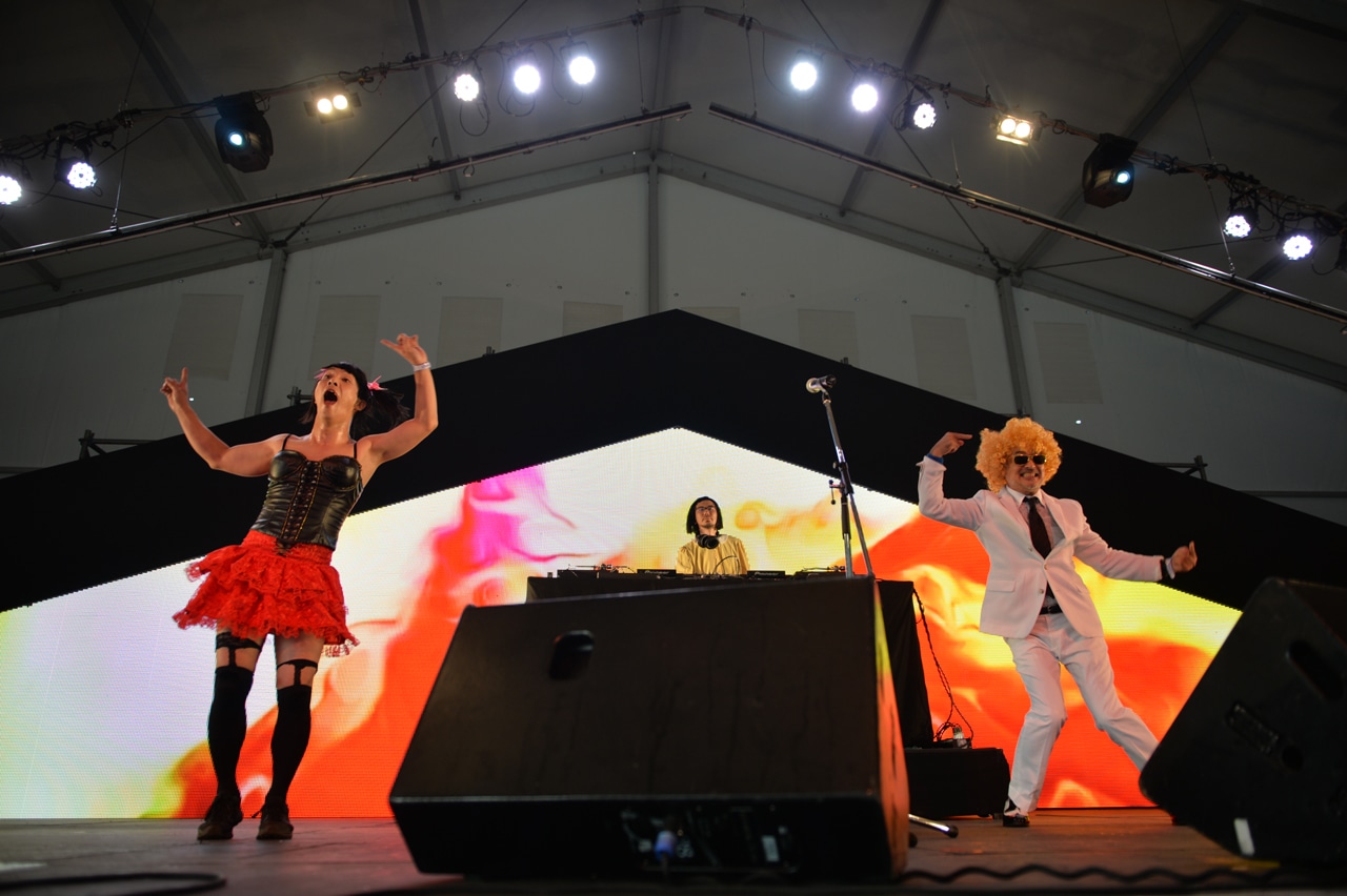 TEAM紅卍（松尾スズキ+河井克夫）（写真提供：rockin'on japan）