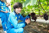 ぶどう狩りを体験したTAKUMI。（写真提供：ソニー・ミュージックレコーズ）