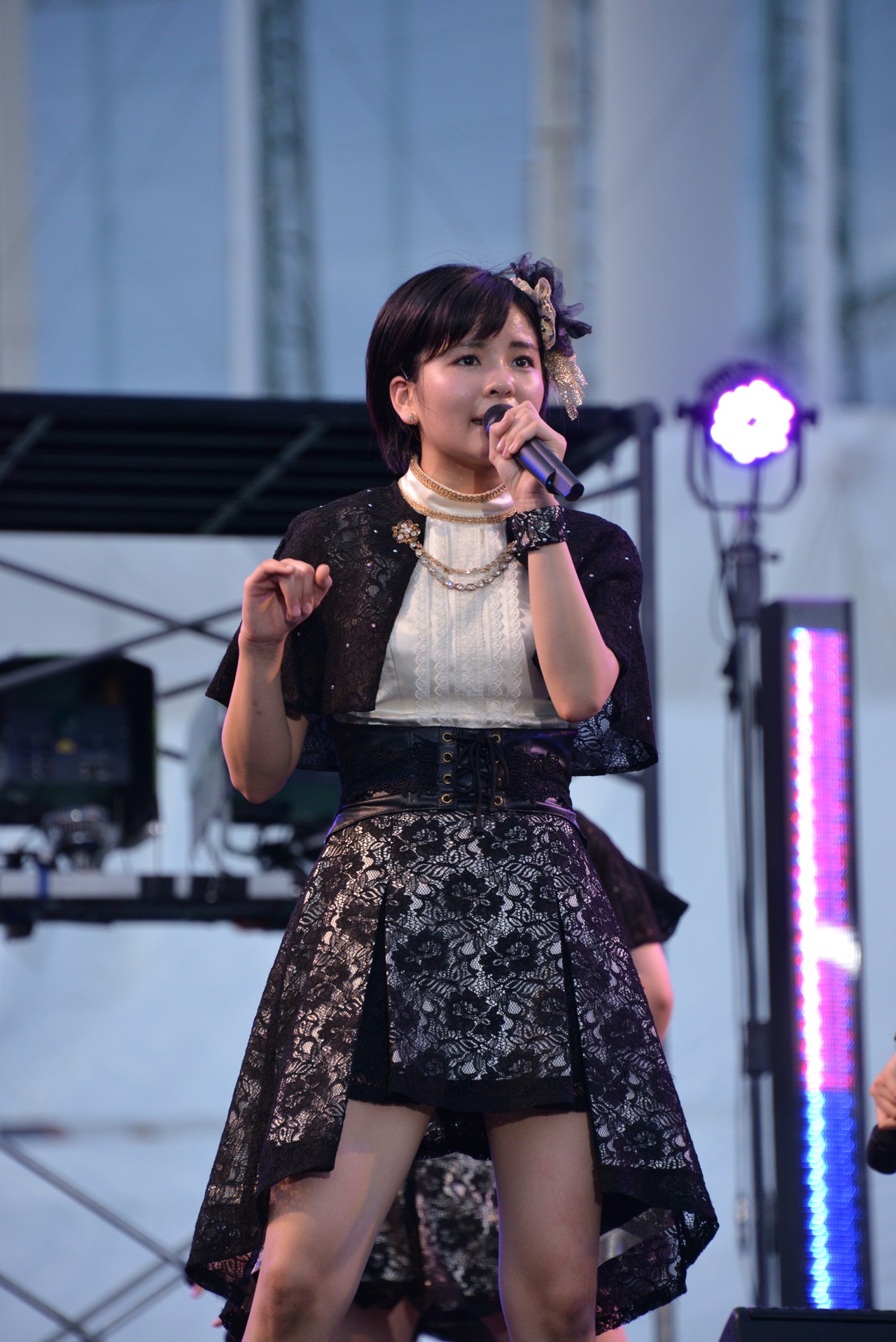 2015年8月の「2015 神宮外苑花火大会」出演時の田村芽実（アンジュルム）。