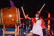 和太鼓を打ち鳴らす古川未鈴（でんぱ組.inc）。