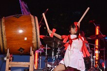 和太鼓を打ち鳴らす古川未鈴（でんぱ組.inc）。