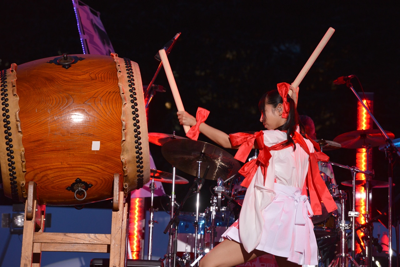 和太鼓を打ち鳴らす古川未鈴（でんぱ組.inc）。