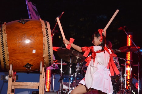 和太鼓を打ち鳴らす古川未鈴（でんぱ組.inc）。