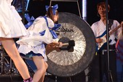 銅鑼を打ち鳴らす藤咲彩音（でんぱ組.inc）。