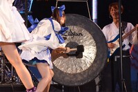 銅鑼を打ち鳴らす藤咲彩音（でんぱ組.inc）。