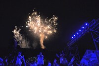 花火を見上げるでんぱ組.inc。