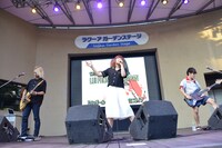 「ワンダーループ大作戦！LUI FRONTiC 赤羽JAPAN ミニライブ」東京ドームシティ ラクーア ガーデンステージ公演の様子。
