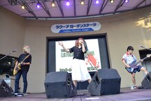 「ワンダーループ大作戦！LUI FRONTiC 赤羽JAPAN ミニライブ」東京ドームシティ ラクーア ガーデンステージ公演の様子。