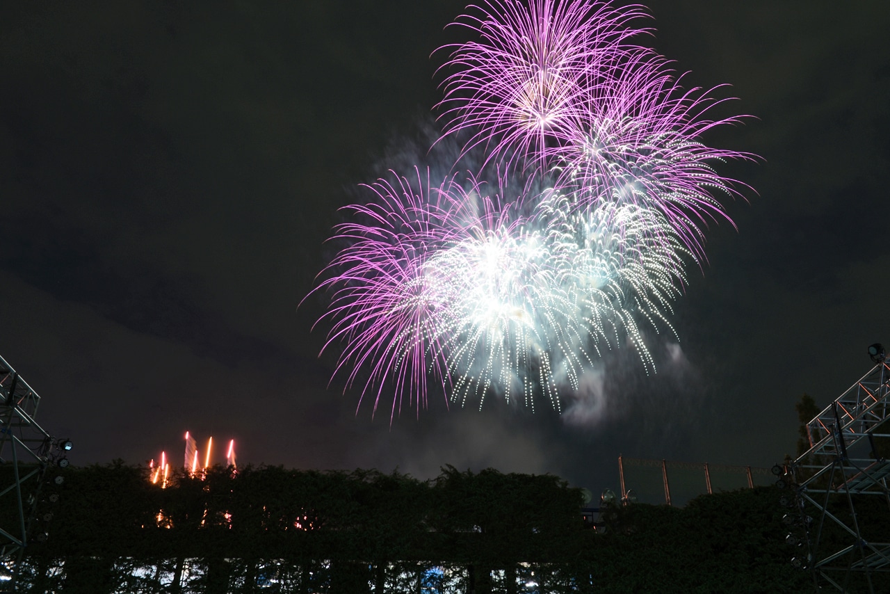神宮軟式球場から見上げた花火。
